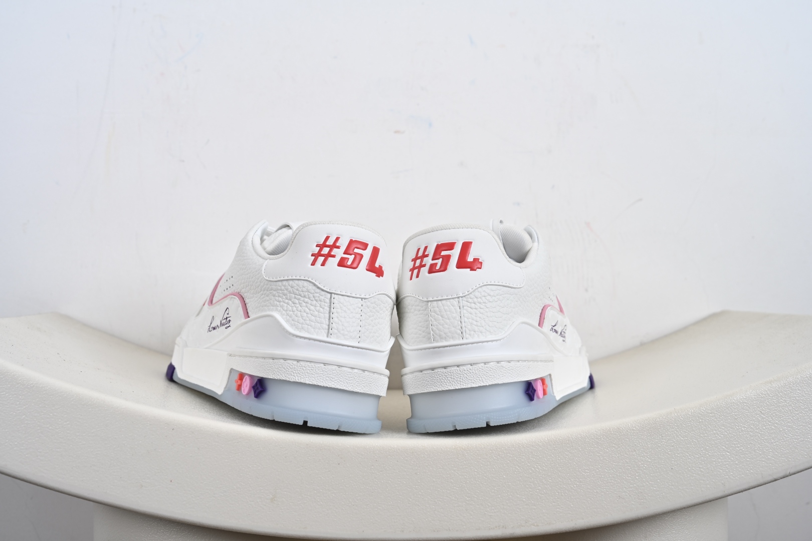 400 Louis Vuitton LV路易威登驴牌经典 老爹鞋 小红书爆款 Archlight Sneaker在外形上面并非完全是复古风的老爹鞋