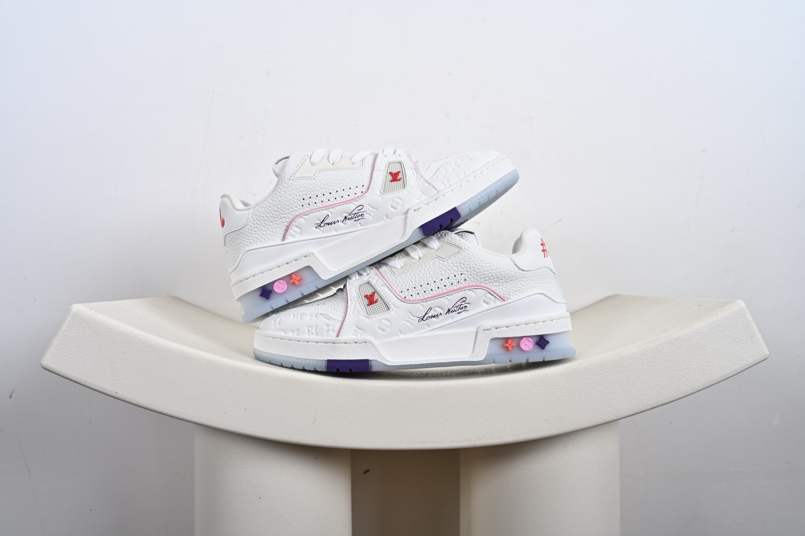 400 Louis Vuitton LV路易威登驴牌经典 老爹鞋 小红书爆款 Archlight Sneaker在外形上面并非完全是复古风的老爹鞋