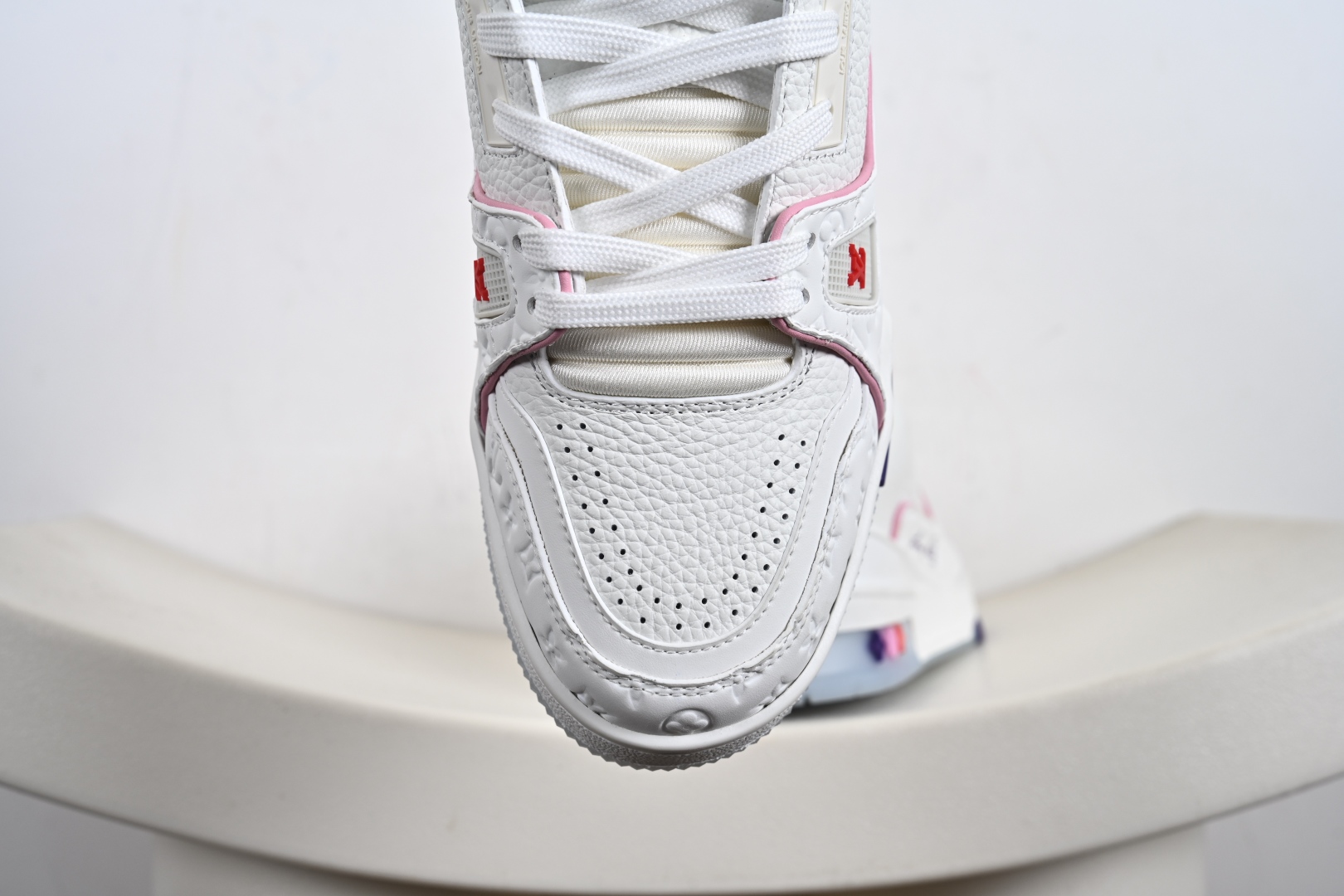 400 Louis Vuitton LV路易威登驴牌经典 老爹鞋 小红书爆款 Archlight Sneaker在外形上面并非完全是复古风的老爹鞋