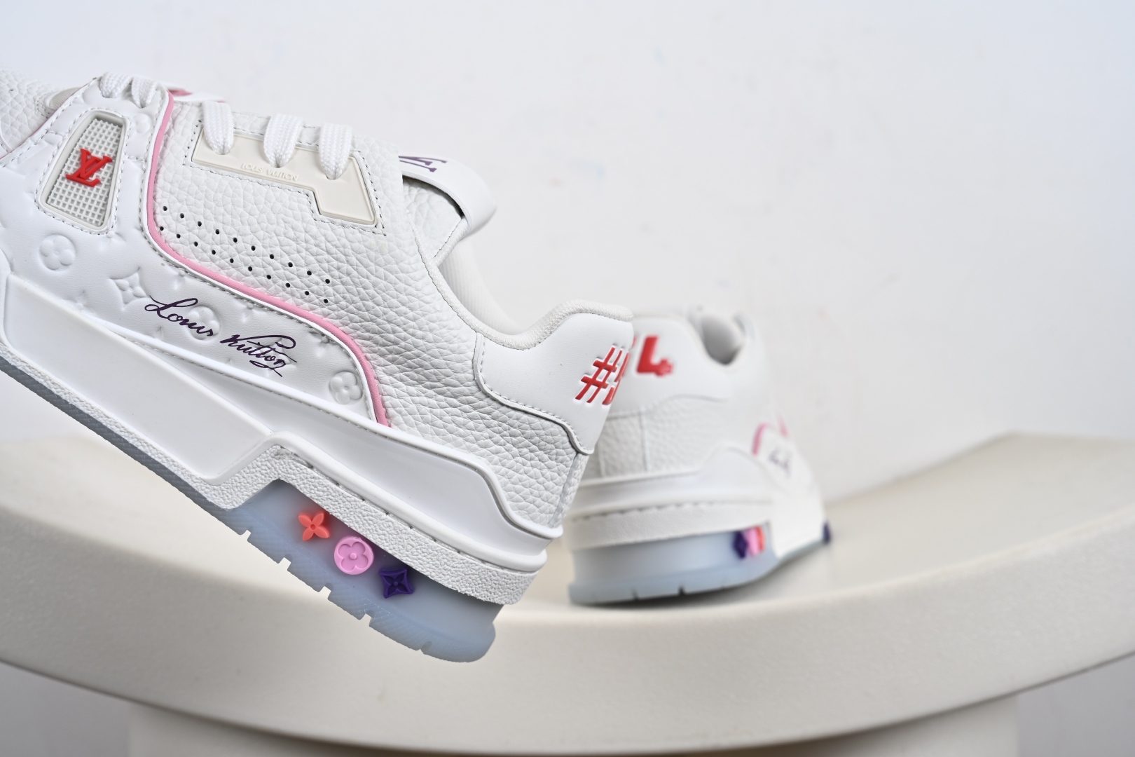 400 Louis Vuitton LV路易威登驴牌经典 老爹鞋 小红书爆款 Archlight Sneaker在外形上面并非完全是复古风的老爹鞋