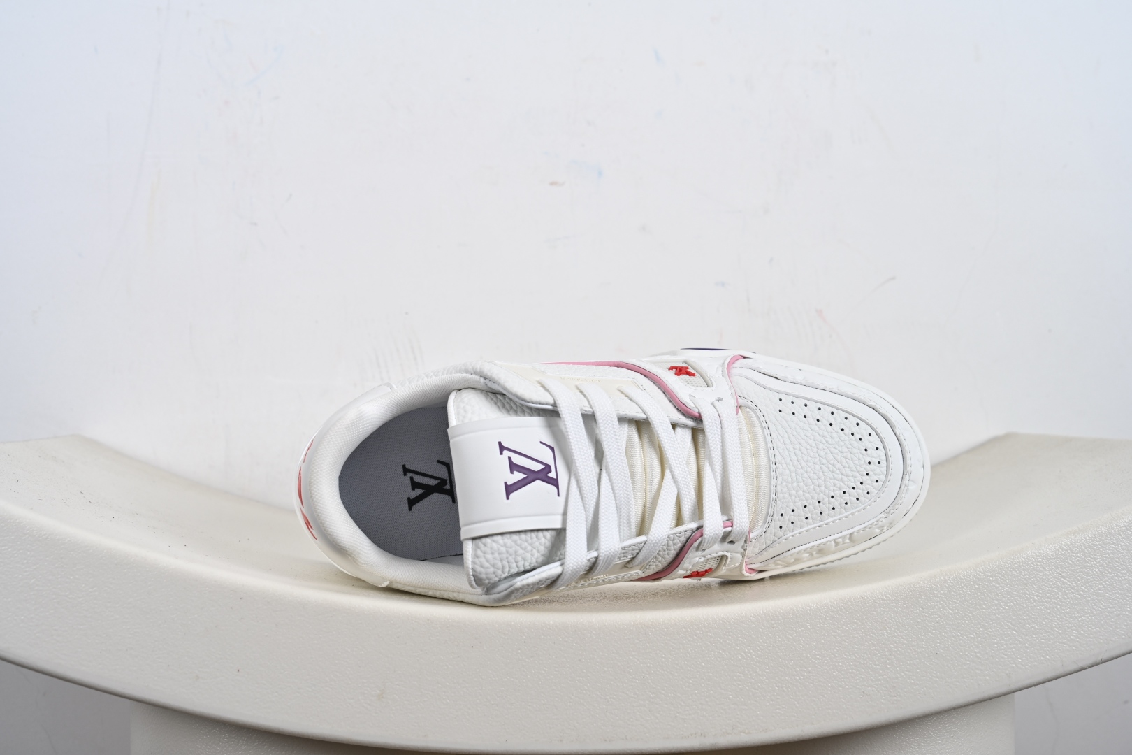 400 Louis Vuitton LV路易威登驴牌经典 老爹鞋 小红书爆款 Archlight Sneaker在外形上面并非完全是复古风的老爹鞋
