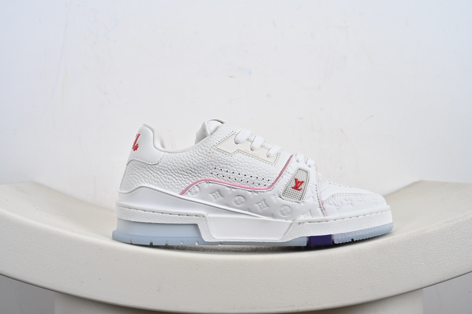 400 Louis Vuitton LV路易威登驴牌经典 老爹鞋 小红书爆款 Archlight Sneaker在外形上面并非完全是复古风的老爹鞋