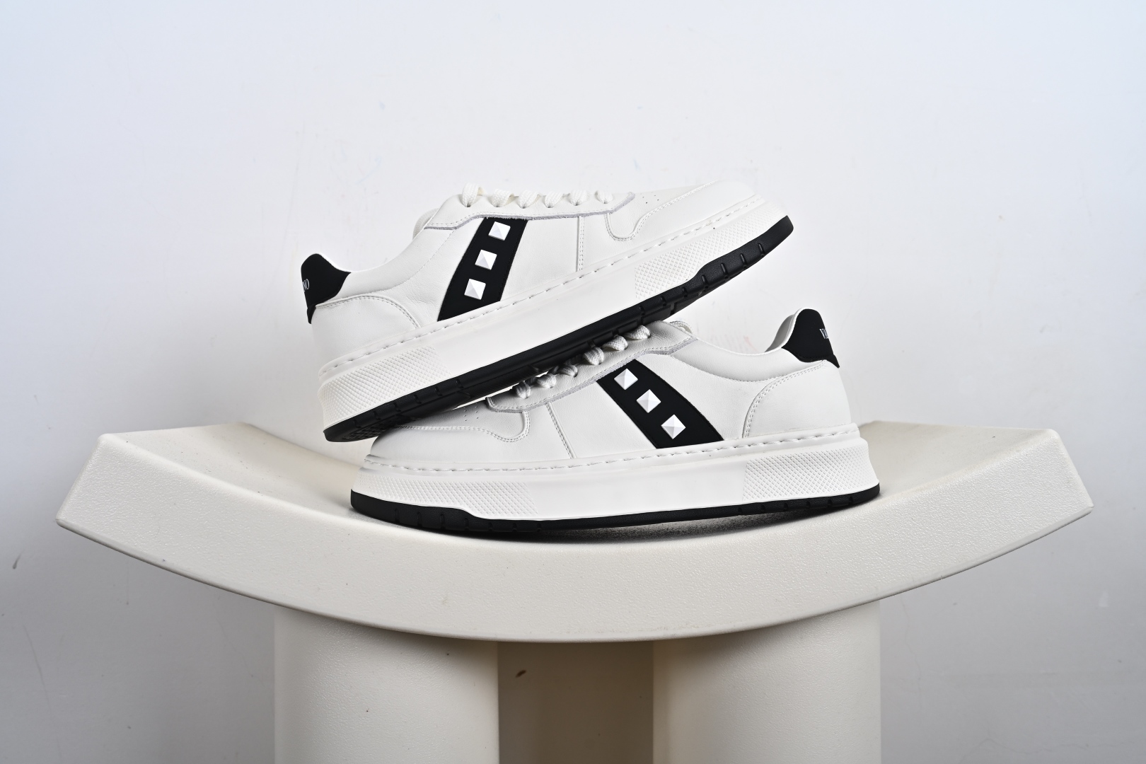 350 广东纯原版本 Valentino 华伦天奴 Rockstud untitled 厚底休闲铆钉小白鞋