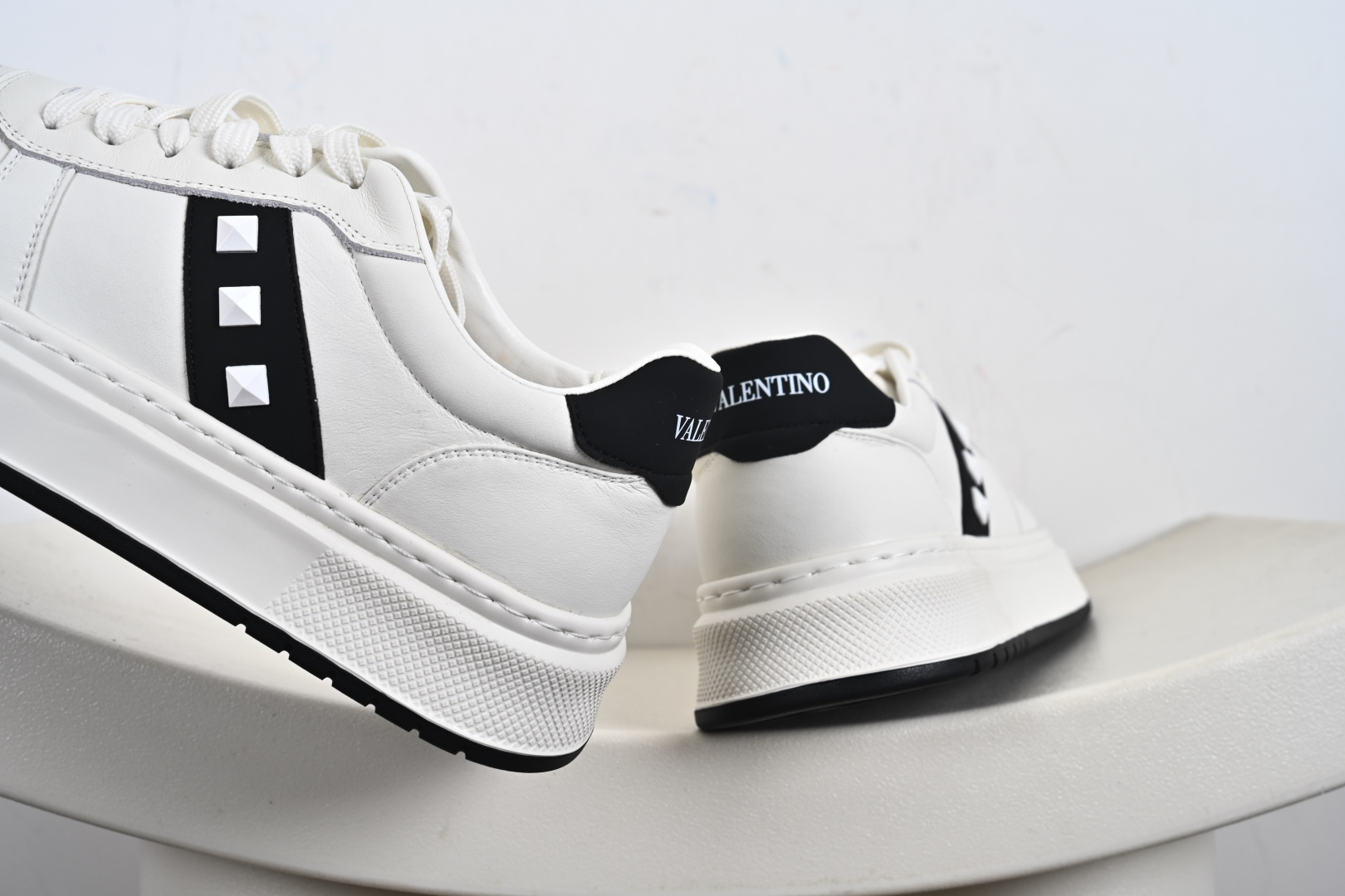 350 广东纯原版本 Valentino 华伦天奴 Rockstud untitled 厚底休闲铆钉小白鞋