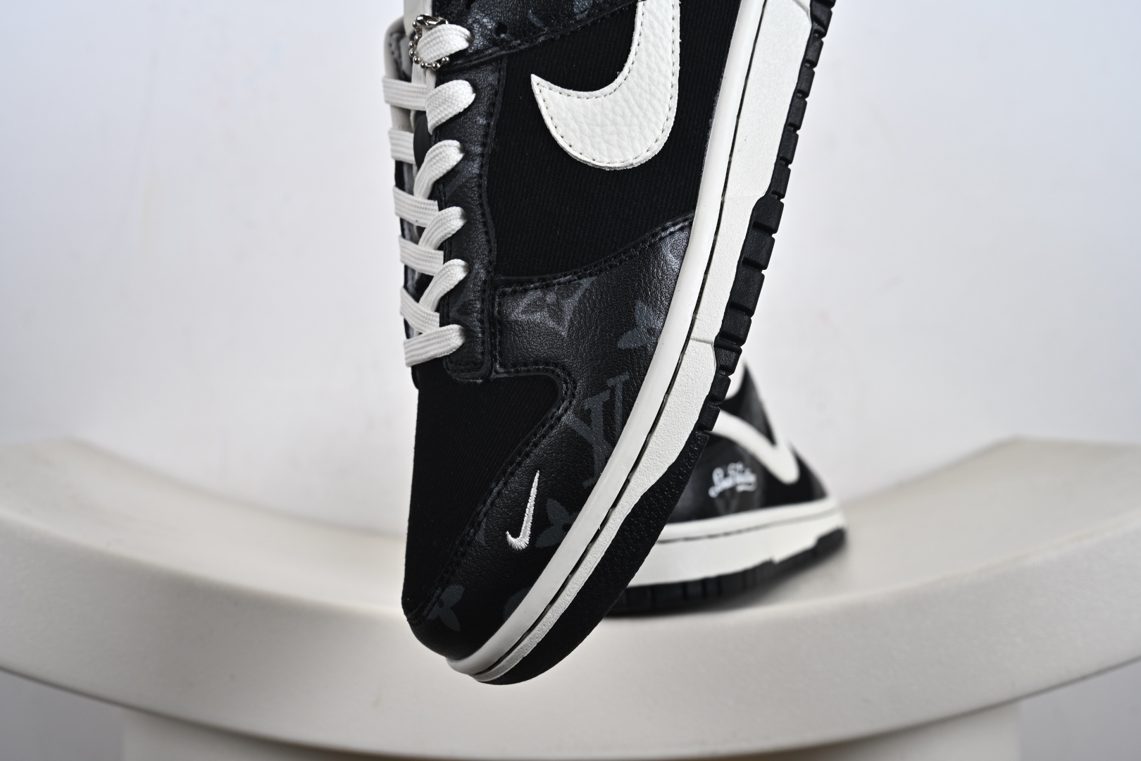 260 Nike SB Dunk Low“LV联名——暗夜幽白” 高端定制 低帮休闲板鞋 SC0601-458