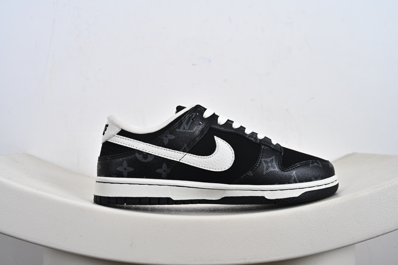 260 Nike SB Dunk Low“LV联名——暗夜幽白” 高端定制 低帮休闲板鞋 SC0601-458