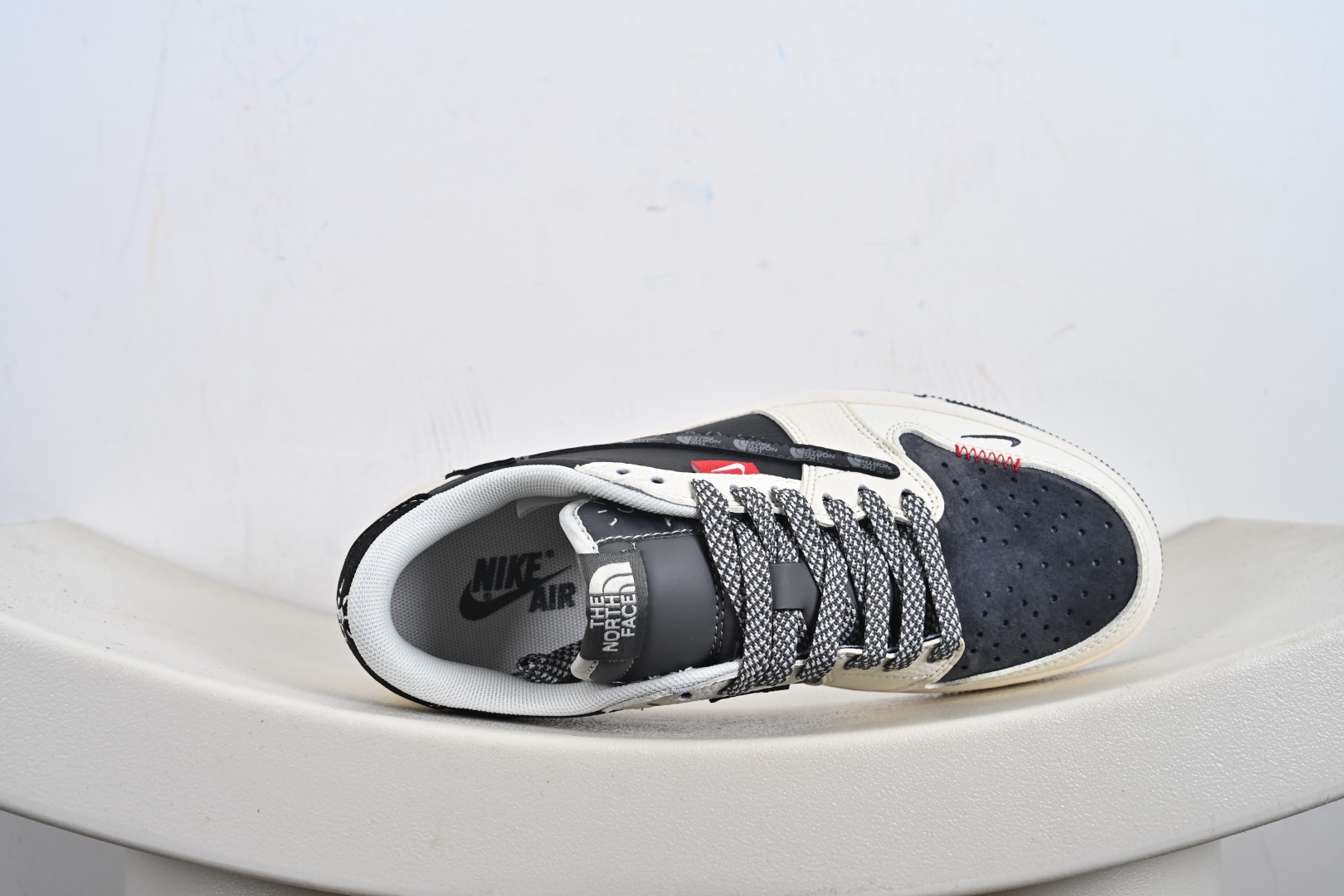 260 高端定制 Travis Scott x Jordan 1 Low “北面联名——印花米黑织标” 乔丹倒勾低帮休闲板鞋 QW5088-205
