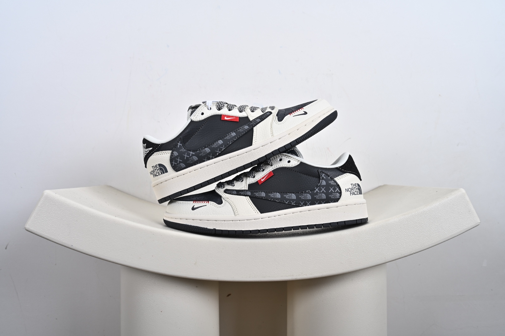 260 高端定制 Travis Scott x Jordan 1 Low “北面联名——印花米黑织标” 乔丹倒勾低帮休闲板鞋 QW5088-205