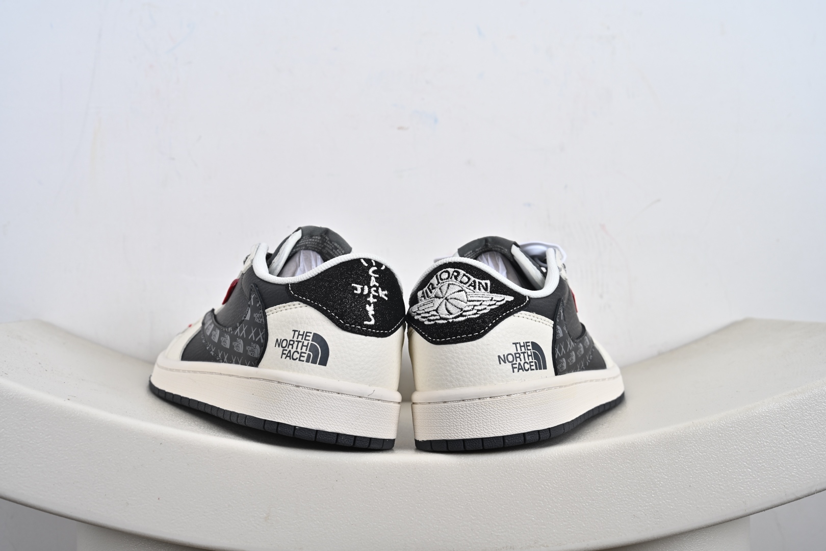260 高端定制 Travis Scott x Jordan 1 Low “北面联名——印花米黑织标” 乔丹倒勾低帮休闲板鞋 QW5088-205