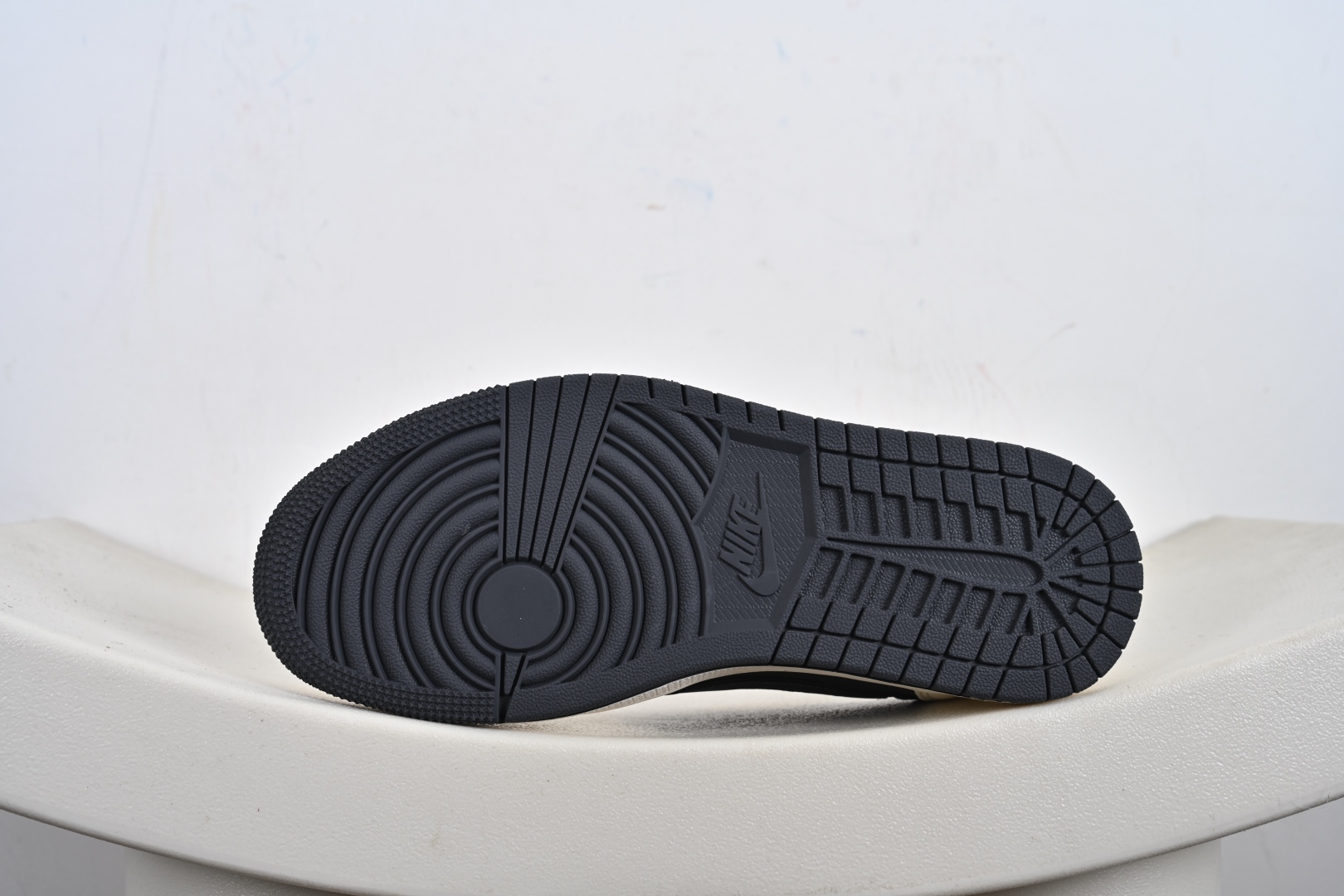 260 高端定制 Travis Scott x Jordan 1 Low “北面联名——印花米黑织标” 乔丹倒勾低帮休闲板鞋 QW5088-205
