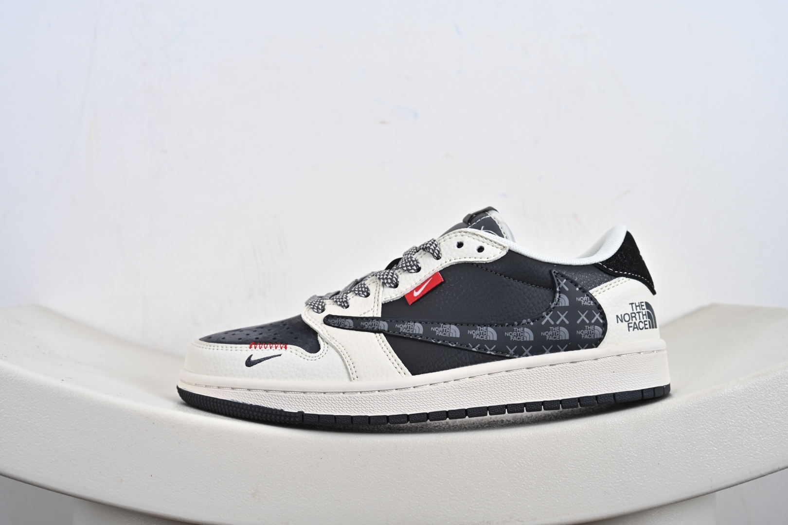 260 高端定制 Travis Scott x Jordan 1 Low “北面联名——印花米黑织标” 乔丹倒勾低帮休闲板鞋 QW5088-205