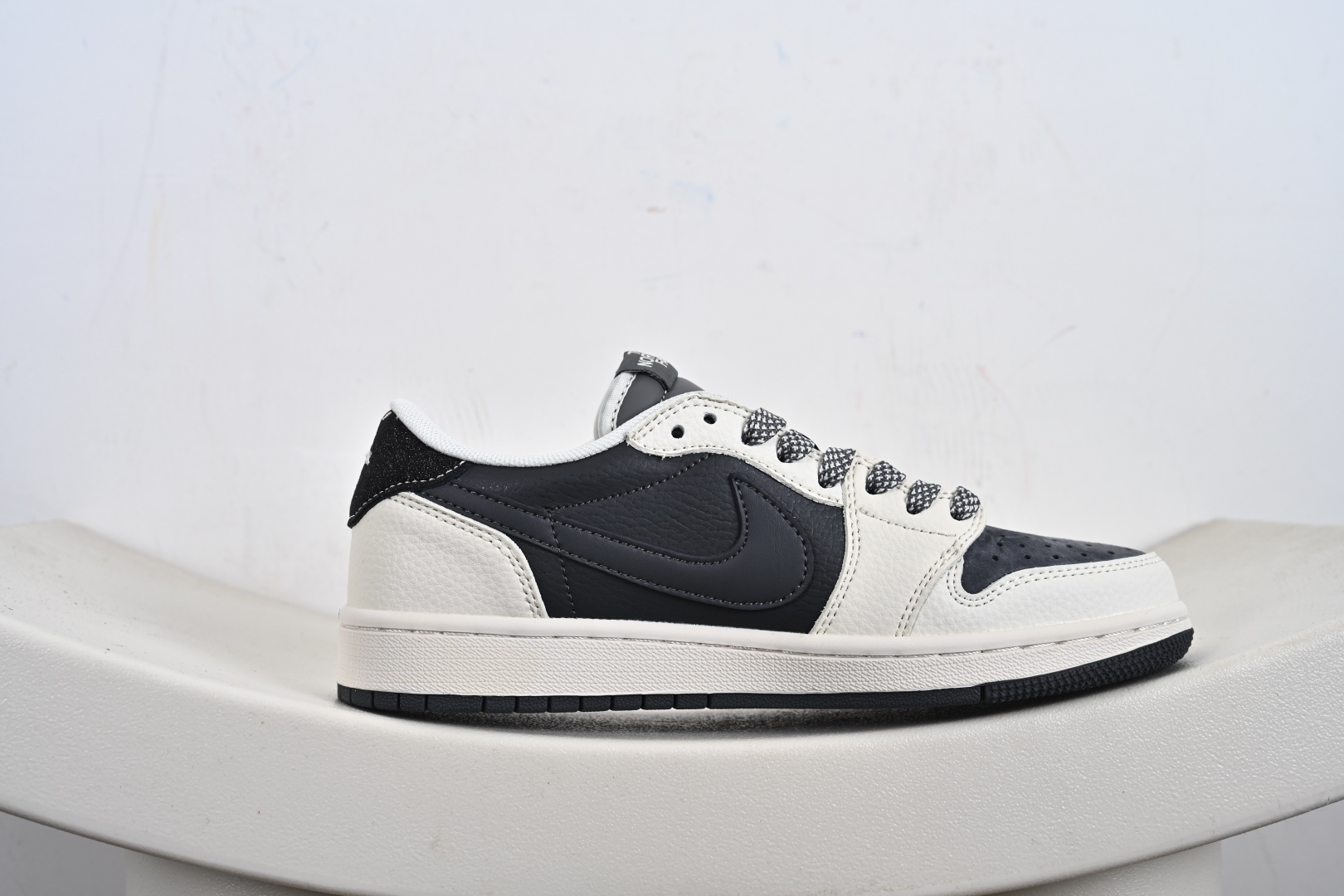 260 高端定制 Travis Scott x Jordan 1 Low “北面联名——印花米黑织标” 乔丹倒勾低帮休闲板鞋 QW5088-205