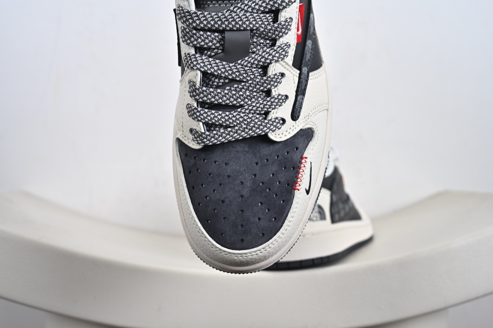 260 高端定制 Travis Scott x Jordan 1 Low “北面联名——印花米黑织标” 乔丹倒勾低帮休闲板鞋 QW5088-205