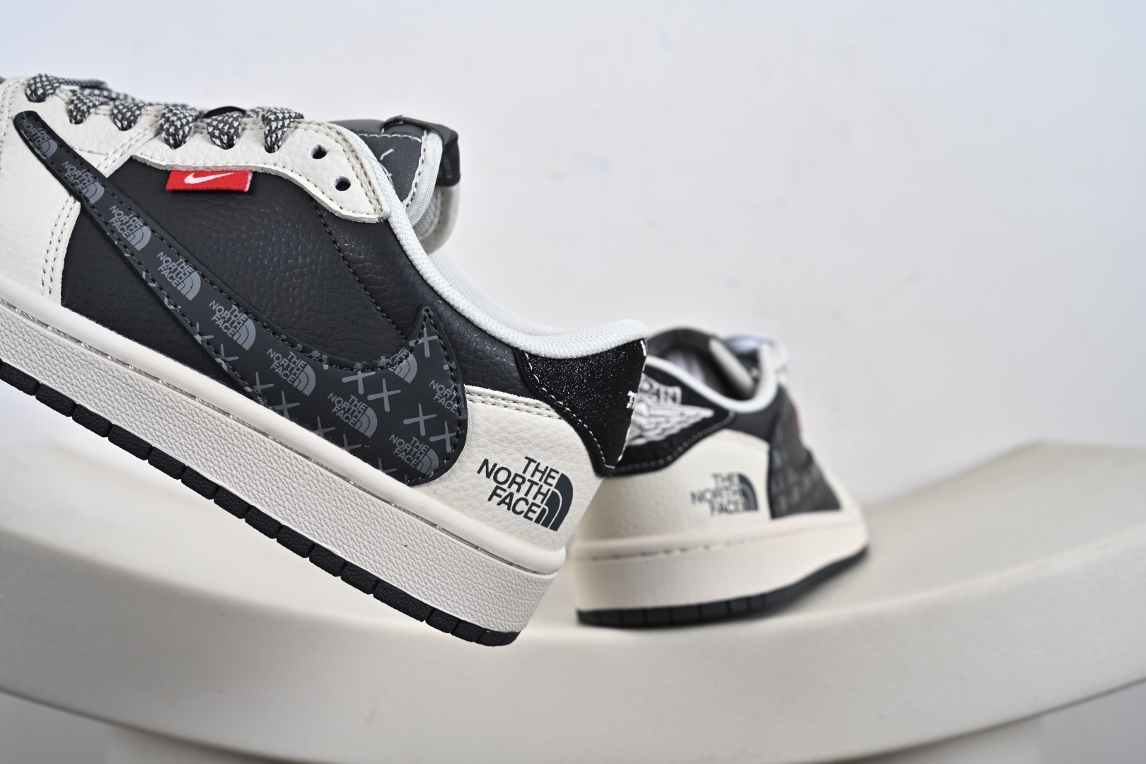 260 高端定制 Travis Scott x Jordan 1 Low “北面联名——印花米黑织标” 乔丹倒勾低帮休闲板鞋 QW5088-205