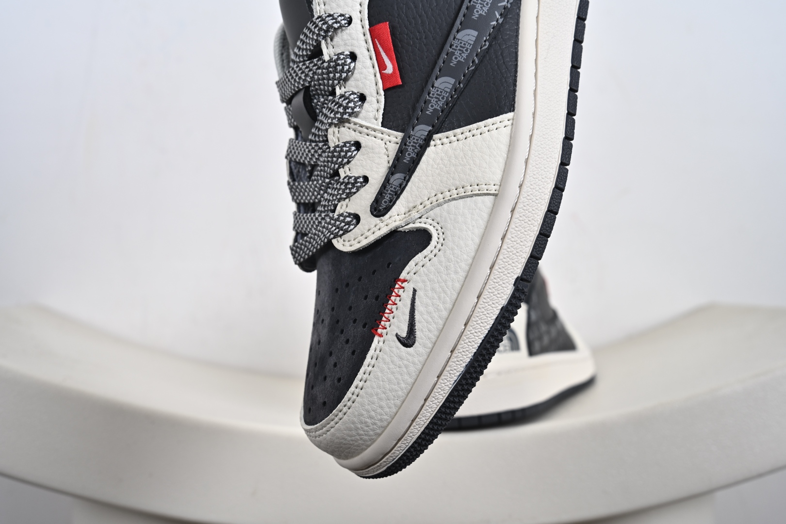 260 高端定制 Travis Scott x Jordan 1 Low “北面联名——印花米黑织标” 乔丹倒勾低帮休闲板鞋 QW5088-205