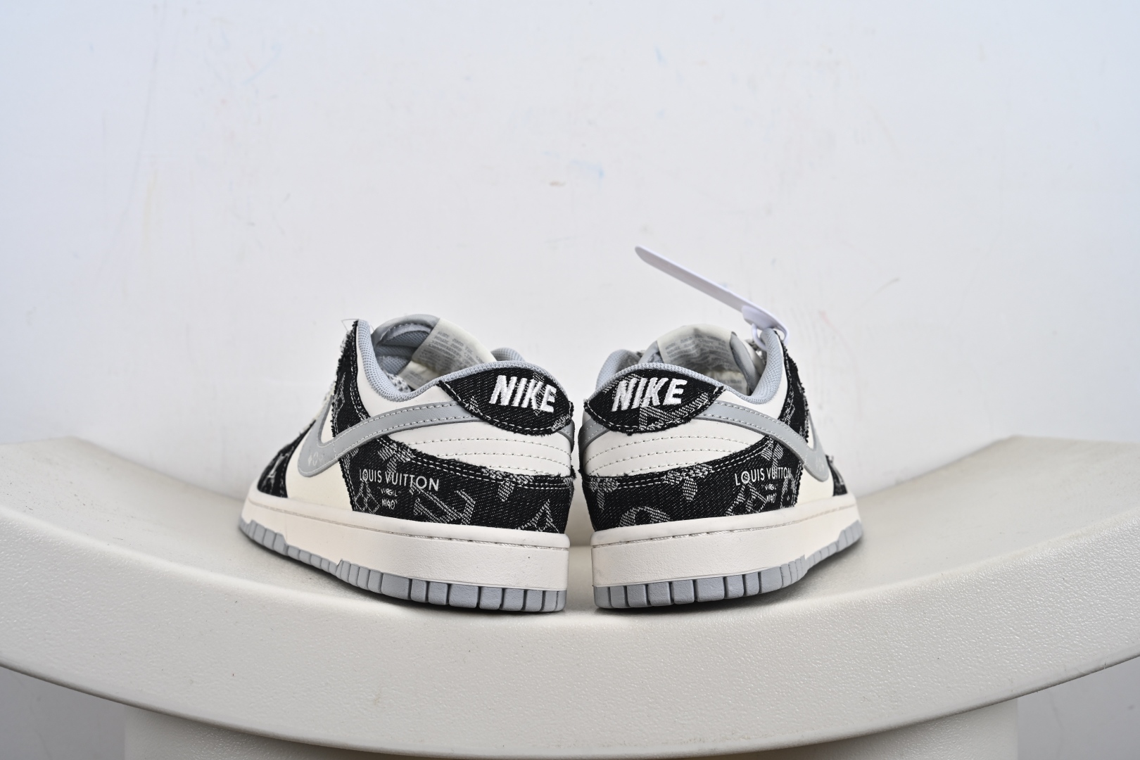 260 海外爆款限量发售！Nike SB Dunk Low“ LV联名——黑牛仔印花” 周年高端定制 低帮休闲板鞋 JP1628-020