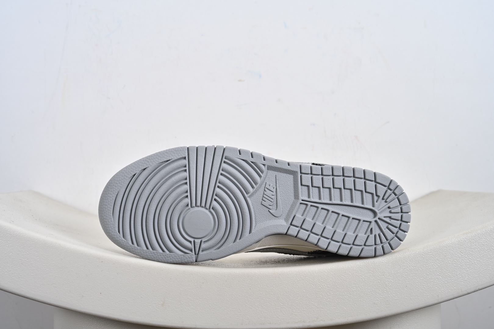260 海外爆款限量发售！Nike SB Dunk Low“ LV联名——黑牛仔印花” 周年高端定制 低帮休闲板鞋 JP1628-020