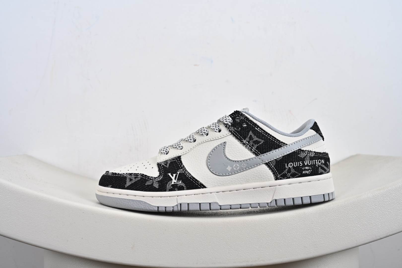 260 海外爆款限量发售！Nike SB Dunk Low“ LV联名——黑牛仔印花” 周年高端定制 低帮休闲板鞋 JP1628-020