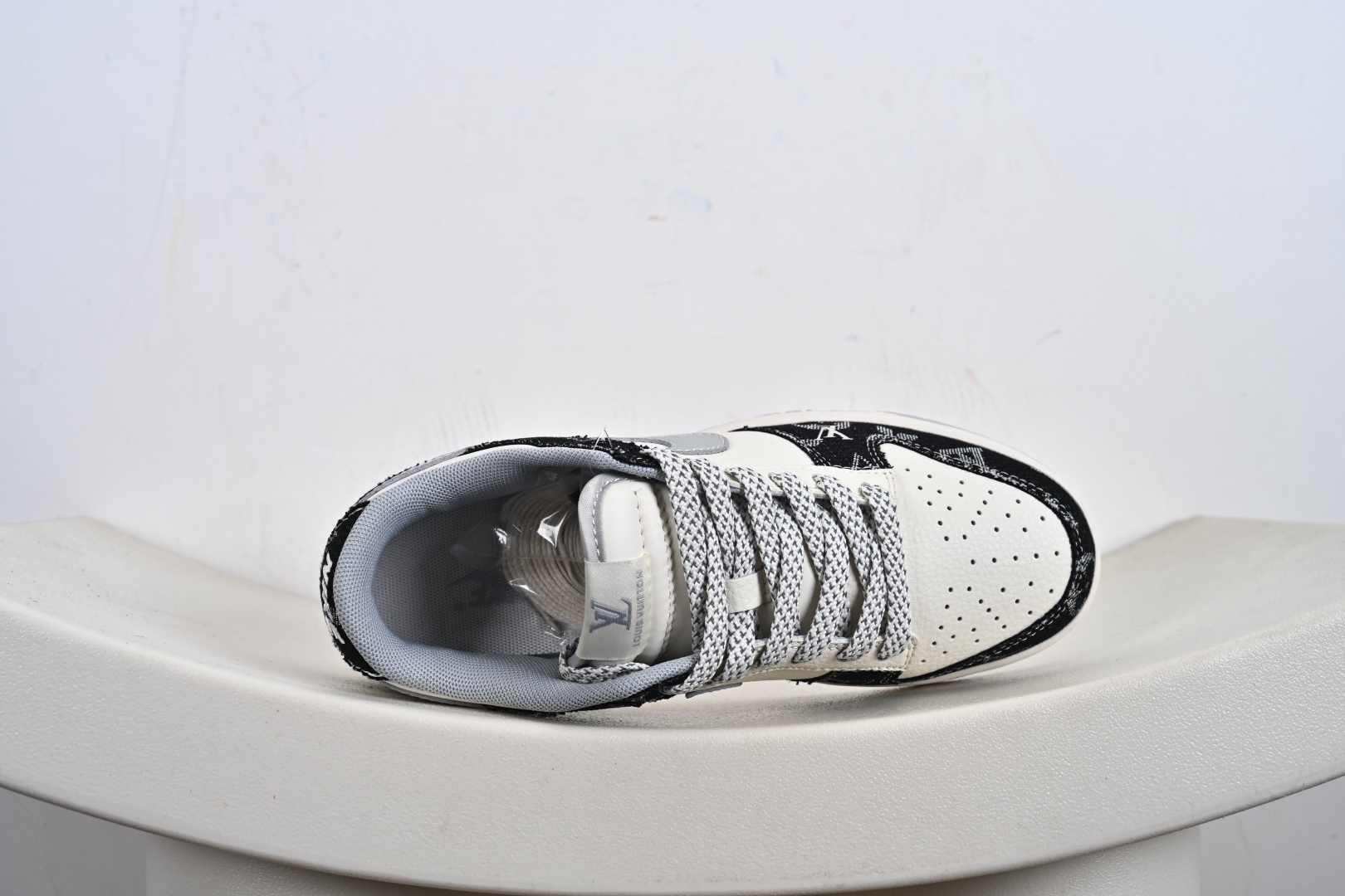260 海外爆款限量发售！Nike SB Dunk Low“ LV联名——黑牛仔印花” 周年高端定制 低帮休闲板鞋 JP1628-020