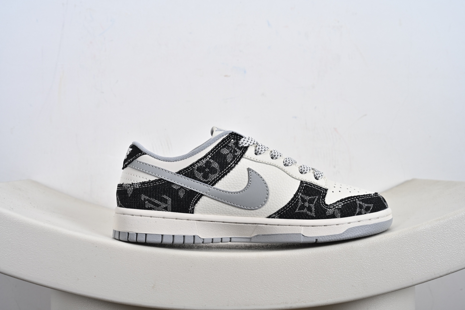260 海外爆款限量发售！Nike SB Dunk Low“ LV联名——黑牛仔印花” 周年高端定制 低帮休闲板鞋 JP1628-020