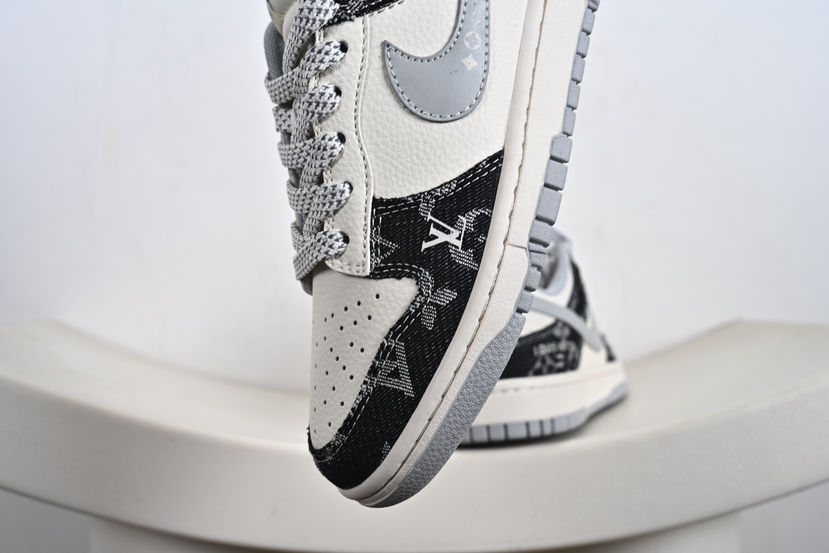260 海外爆款限量发售！Nike SB Dunk Low“ LV联名——黑牛仔印花” 周年高端定制 低帮休闲板鞋 JP1628-020