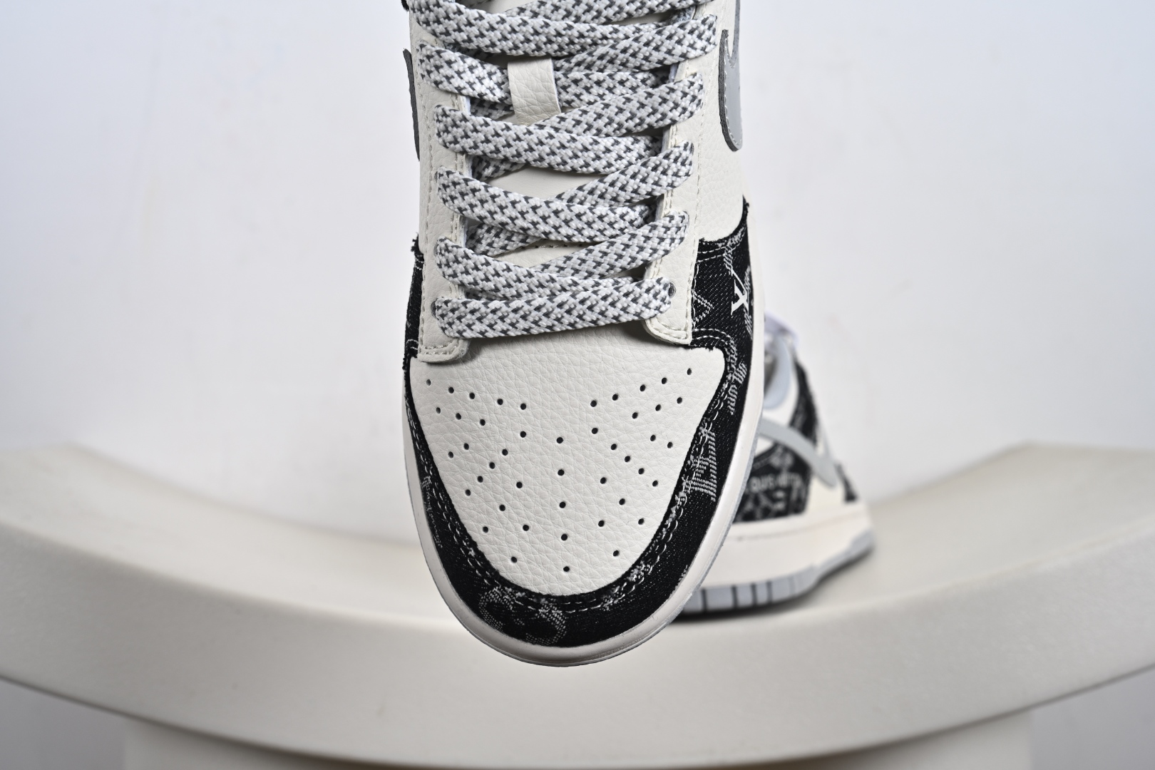 260 海外爆款限量发售！Nike SB Dunk Low“ LV联名——黑牛仔印花” 周年高端定制 低帮休闲板鞋 JP1628-020