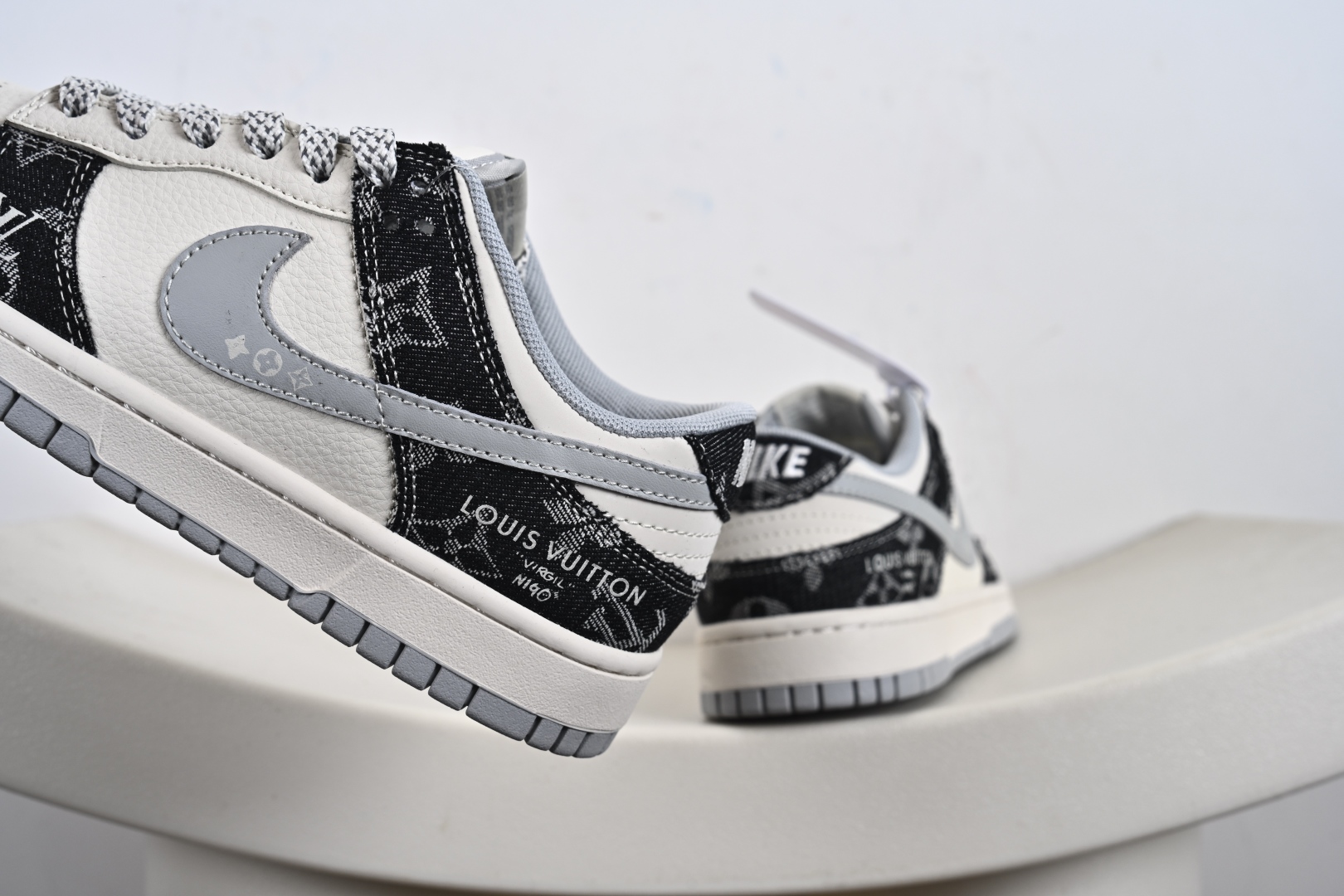 260 海外爆款限量发售！Nike SB Dunk Low“ LV联名——黑牛仔印花” 周年高端定制 低帮休闲板鞋 JP1628-020