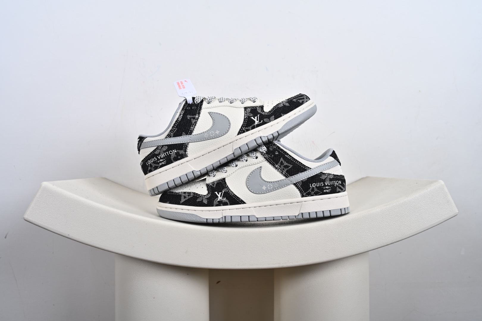 260 海外爆款限量发售！Nike SB Dunk Low“ LV联名——黑牛仔印花” 周年高端定制 低帮休闲板鞋 JP1628-020