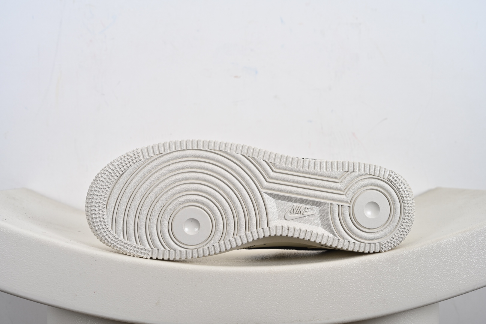 240 官方爆款定制 二次元主题 Nike Air Force 1 Low’07 做旧黑勾 空军一号低帮休闲板鞋 ZH0316-093