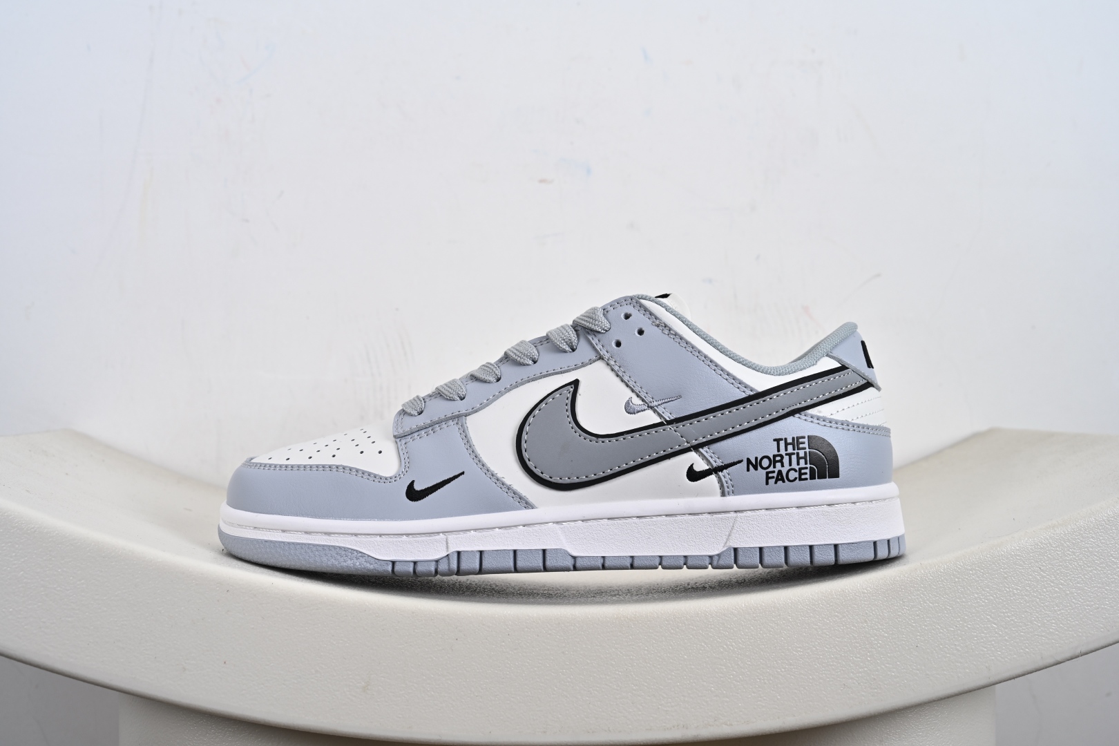 260  定制版 Nike SB Dunk Low 北面联名 三勾浅灰  低帮休闲板鞋  CS1688-123