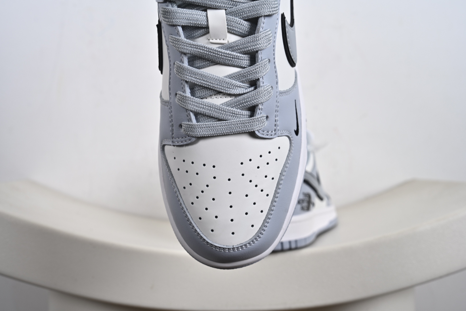 260  定制版 Nike SB Dunk Low 北面联名 三勾浅灰  低帮休闲板鞋  CS1688-123