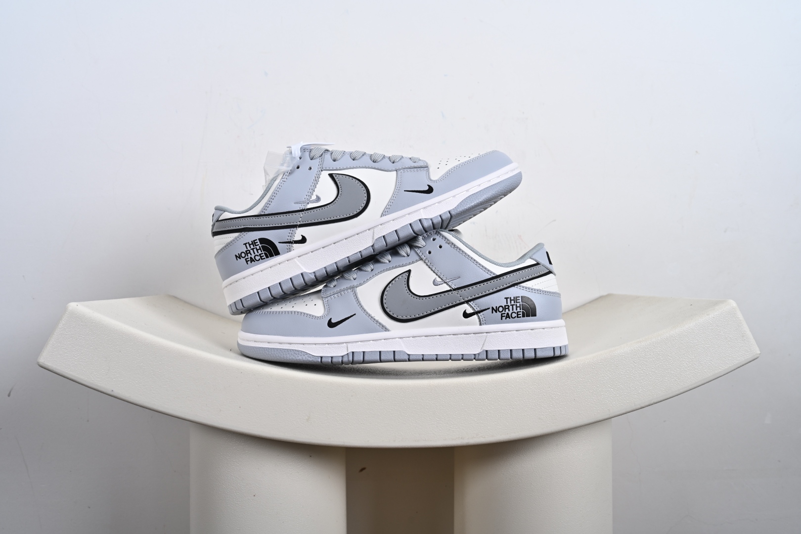 260  定制版 Nike SB Dunk Low 北面联名 三勾浅灰  低帮休闲板鞋  CS1688-123