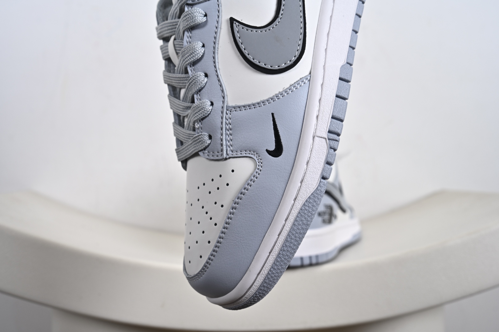 260  定制版 Nike SB Dunk Low 北面联名 三勾浅灰  低帮休闲板鞋  CS1688-123
