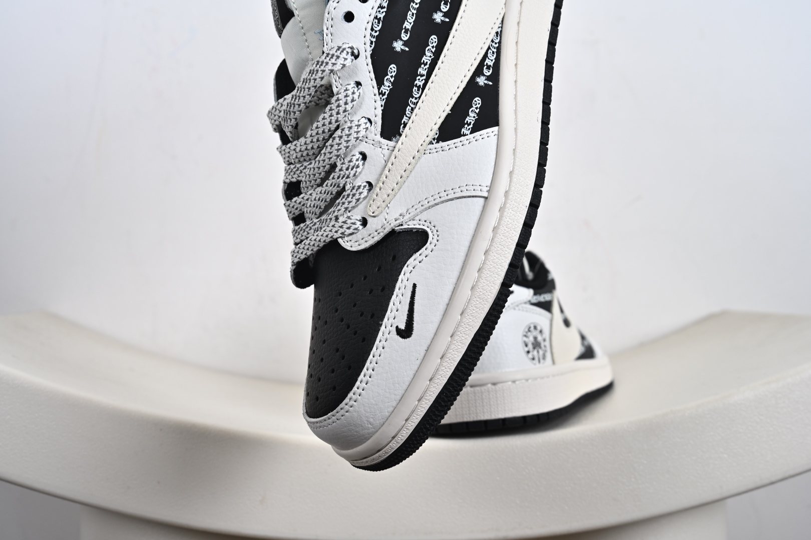 260  定制版 Travis Scott x Fragment Design x Air Jordan 1 Low SP AJ1 乔1 克罗心联名 黑白字母 低帮文化休闲板鞋  DZ5899-010