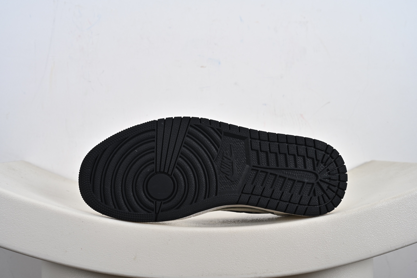 260  定制版 Travis Scott x Fragment Design x Air Jordan 1 Low SP AJ1 乔1 克罗心联名 黑白字母 低帮文化休闲板鞋  DZ5899-010
