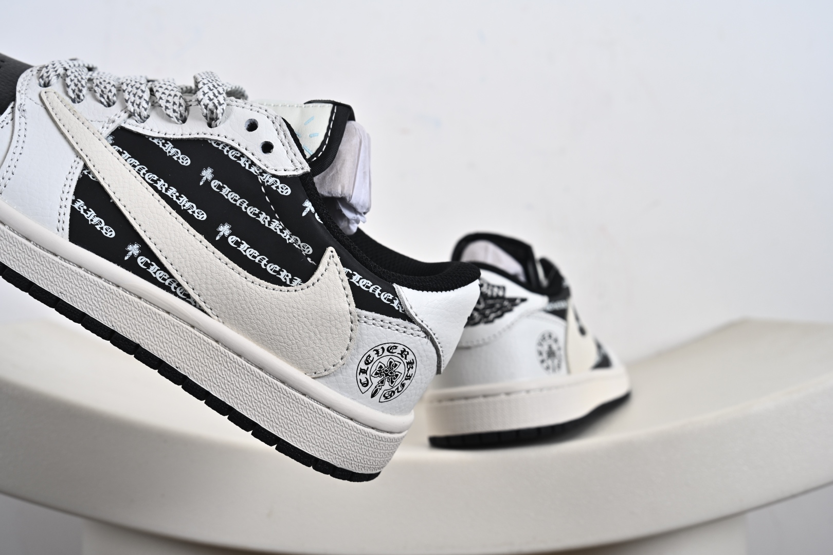 260  定制版 Travis Scott x Fragment Design x Air Jordan 1 Low SP AJ1 乔1 克罗心联名 黑白字母 低帮文化休闲板鞋  DZ5899-010
