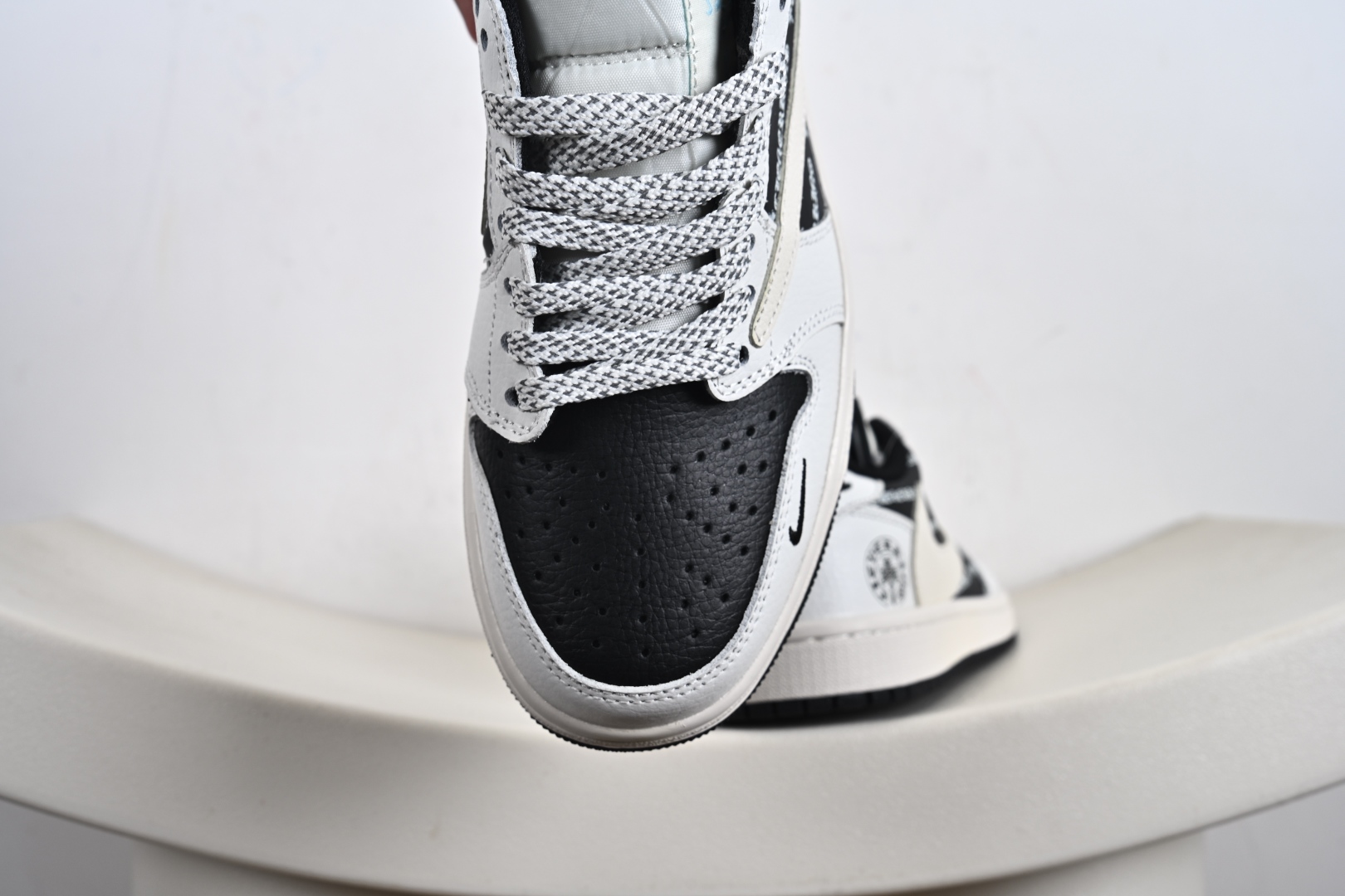 260  定制版 Travis Scott x Fragment Design x Air Jordan 1 Low SP AJ1 乔1 克罗心联名 黑白字母 低帮文化休闲板鞋  DZ5899-010