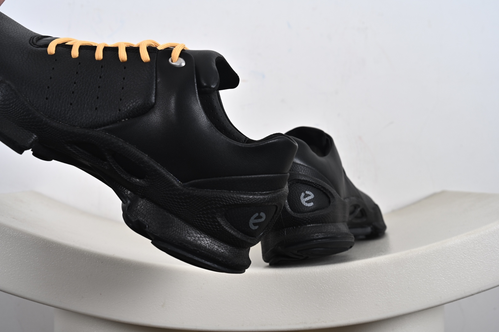 240 ECCO爱步Men's Sports Running Biom C Leather 健步C系列低帮系带真皮轻量运动鞋“皮革全黑” 800464-510