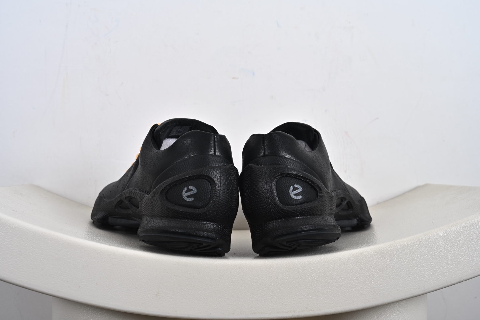 240 ECCO爱步Men's Sports Running Biom C Leather 健步C系列低帮系带真皮轻量运动鞋“皮革全黑” 800464-510