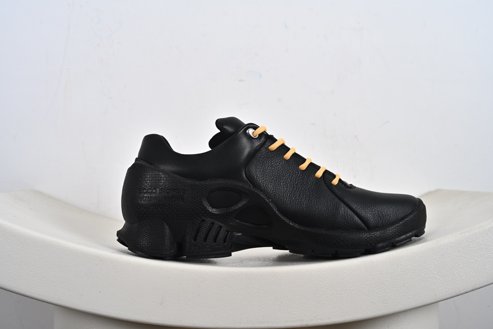 240 ECCO爱步Men's Sports Running Biom C Leather 健步C系列低帮系带真皮轻量运动鞋“皮革全黑” 800464-510