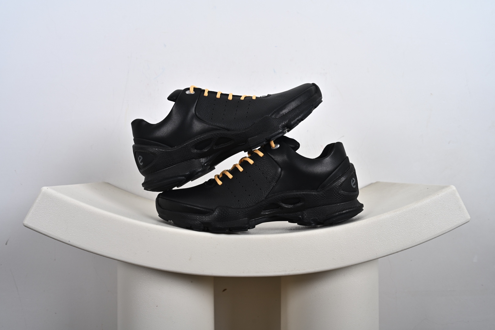 240 ECCO爱步Men's Sports Running Biom C Leather 健步C系列低帮系带真皮轻量运动鞋“皮革全黑” 800464-510