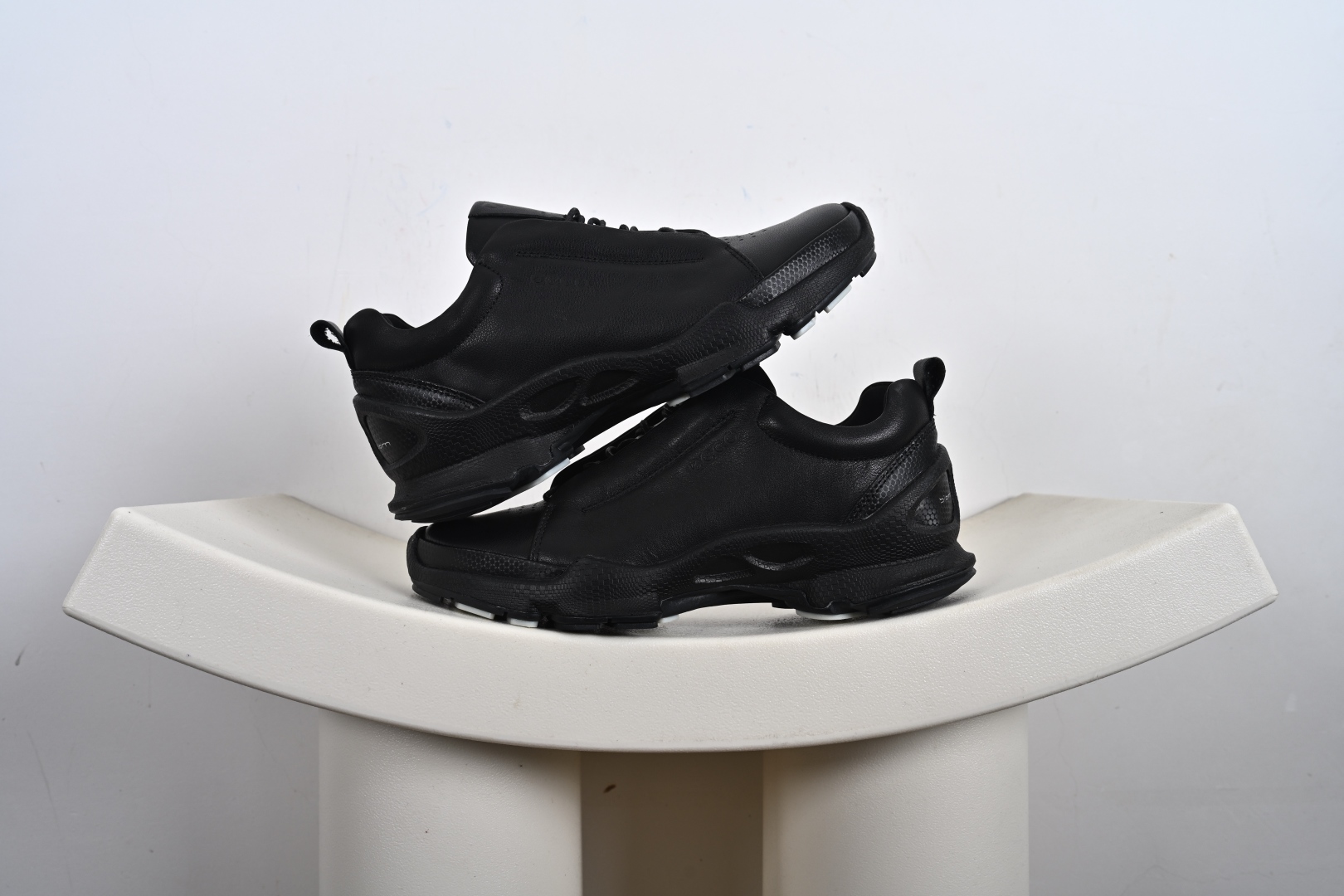260 ECCO爱步Men's Sports Running Biom C Leather 健步C系列低帮系带运动鞋“皮革全黑” 800413-001