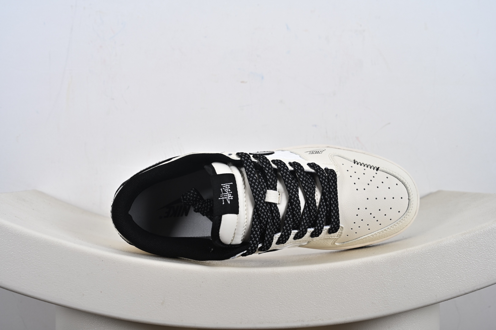 260  定制版 NK SB Dunk Low 斯图西联名 织布米黑勾  低帮休闲板鞋  QW5836-011