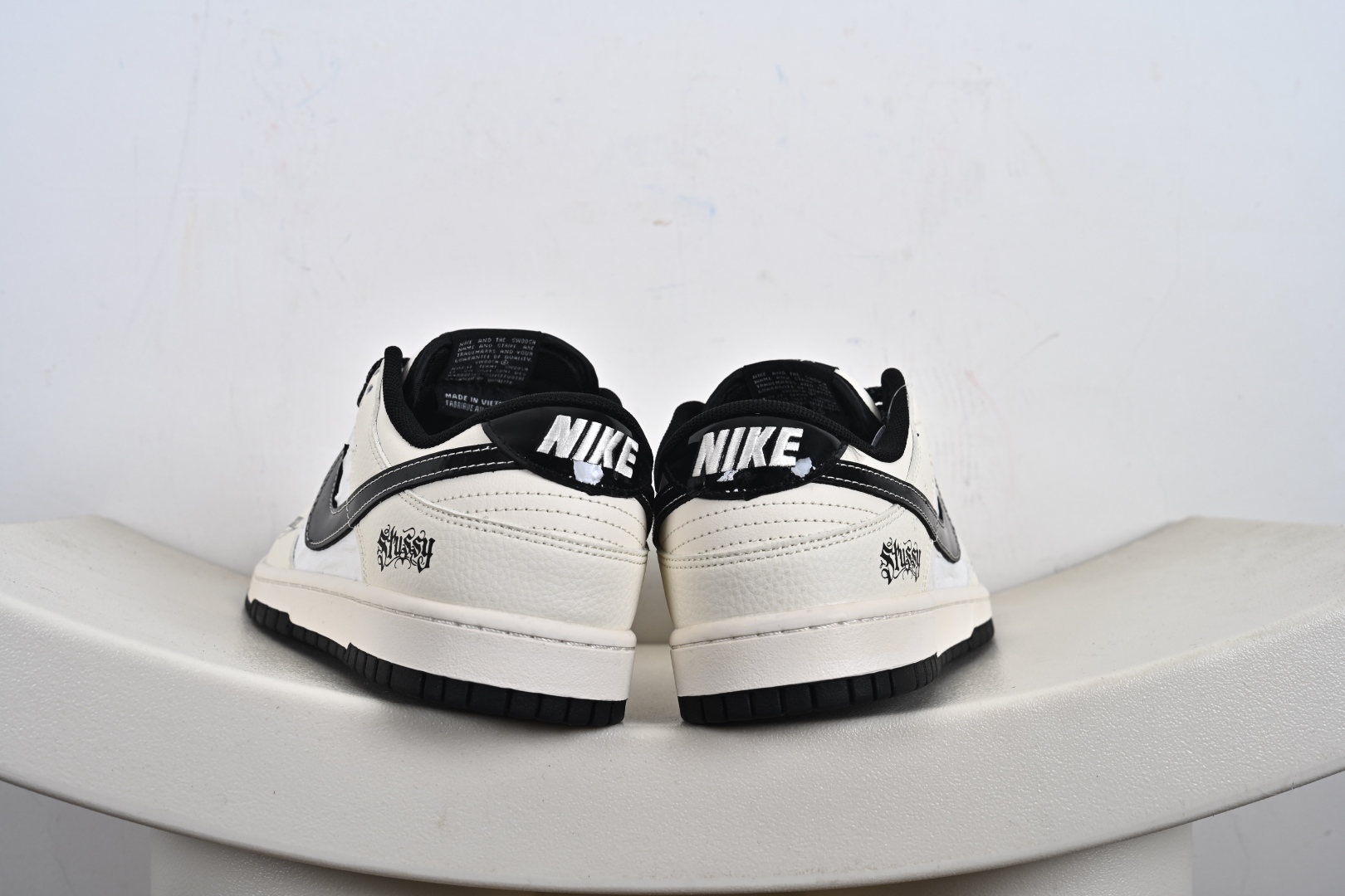 260  定制版 NK SB Dunk Low 斯图西联名 织布米黑勾  低帮休闲板鞋  QW5836-011