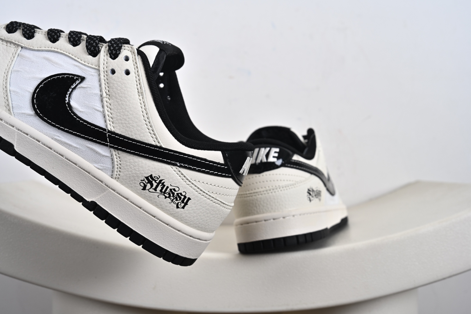 260  定制版 NK SB Dunk Low 斯图西联名 织布米黑勾  低帮休闲板鞋  QW5836-011
