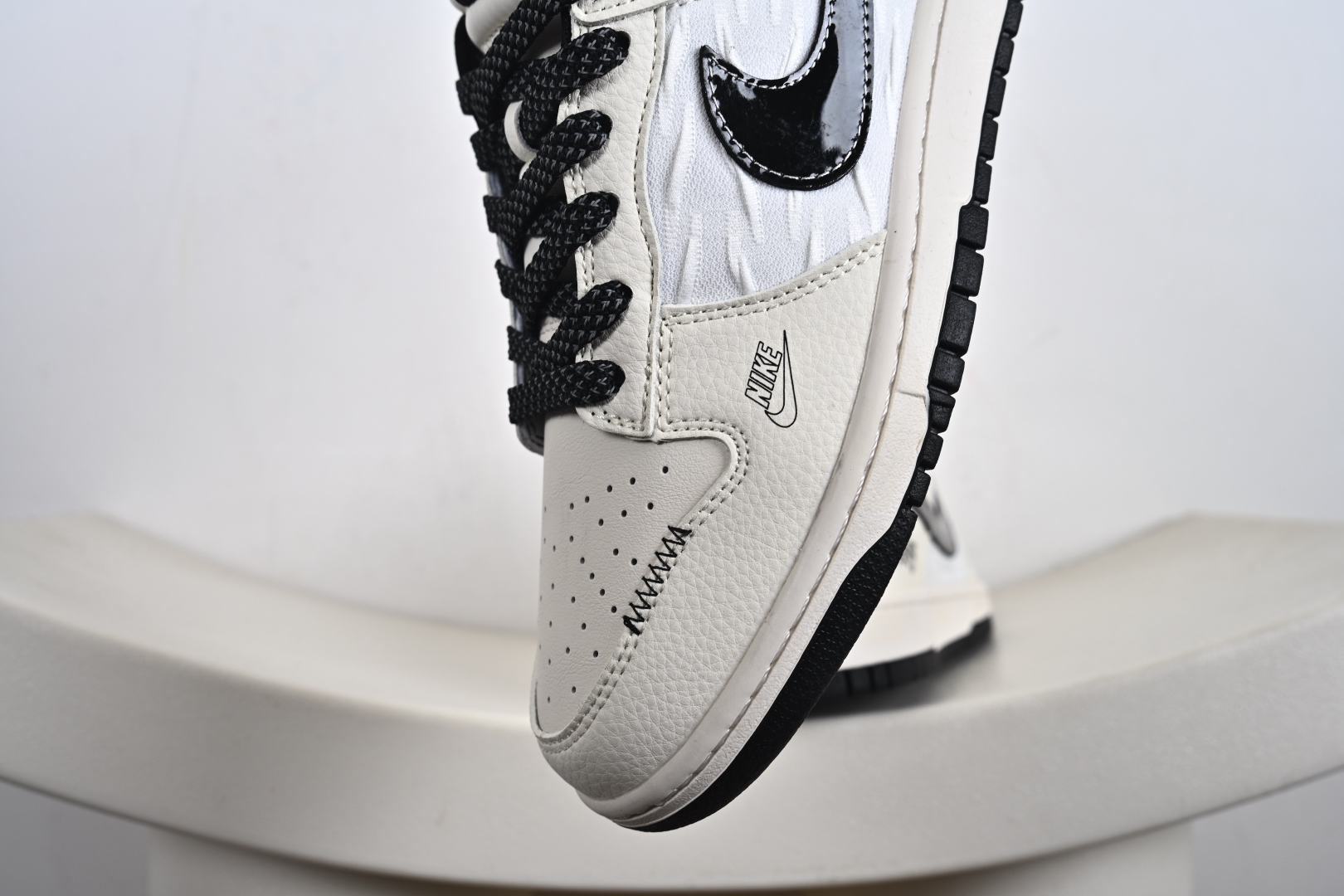 260  定制版 NK SB Dunk Low 斯图西联名 织布米黑勾  低帮休闲板鞋  QW5836-011
