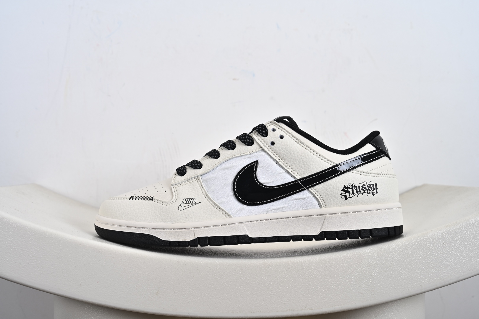260  定制版 NK SB Dunk Low 斯图西联名 织布米黑勾  低帮休闲板鞋  QW5836-011