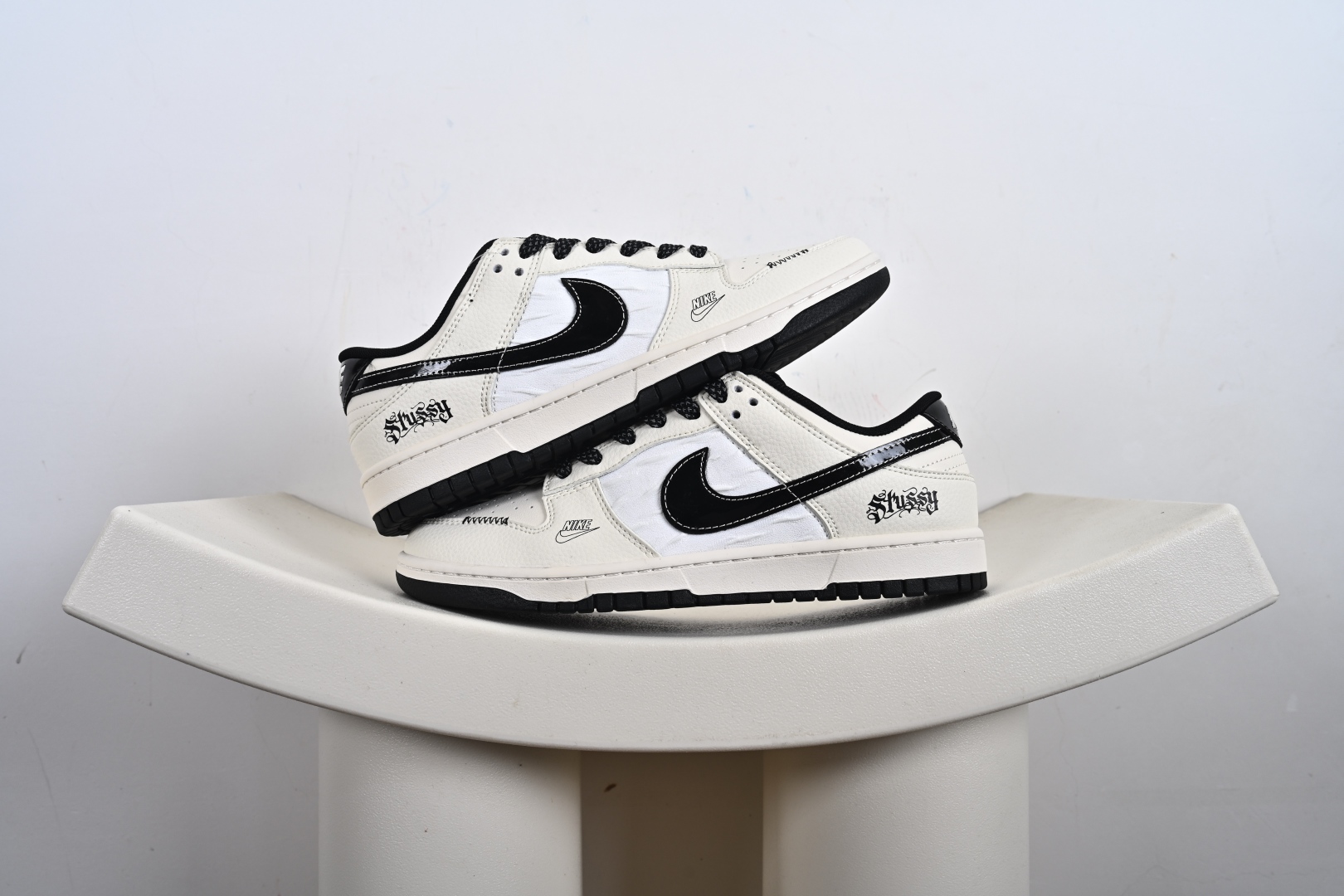 260  定制版 NK SB Dunk Low 斯图西联名 织布米黑勾  低帮休闲板鞋  QW5836-011
