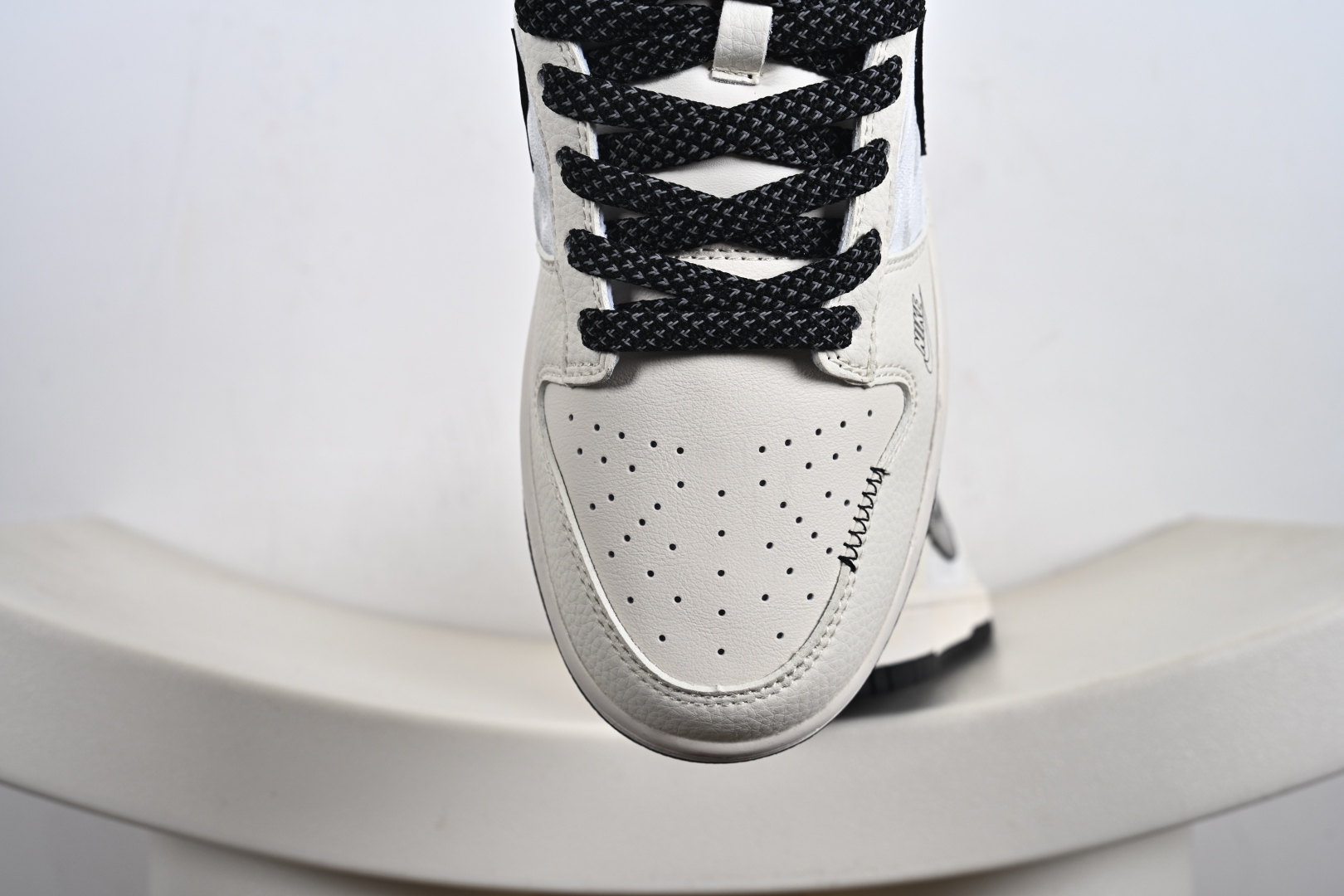 260  定制版 NK SB Dunk Low 斯图西联名 织布米黑勾  低帮休闲板鞋  QW5836-011