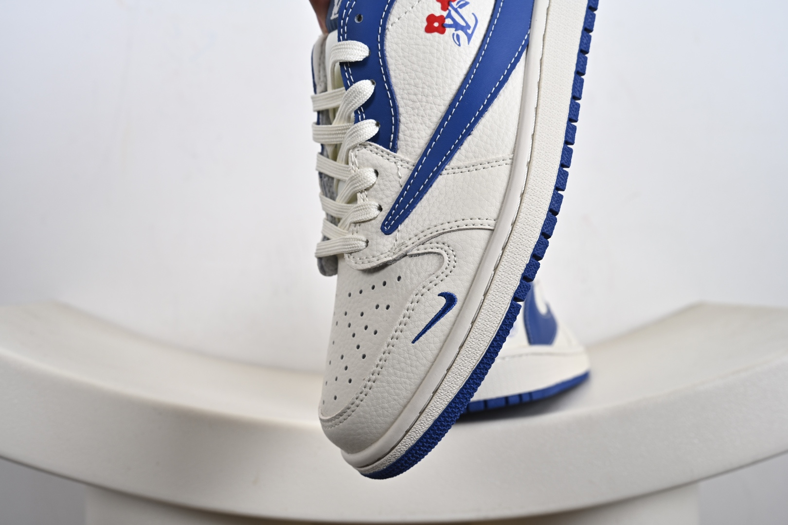 Travis Scott x Fragment Design x Air Jordan 1 Low OG SP AJ1 乔1 LV联名 白蓝花饰 低帮文化休闲板鞋 LD2028-042